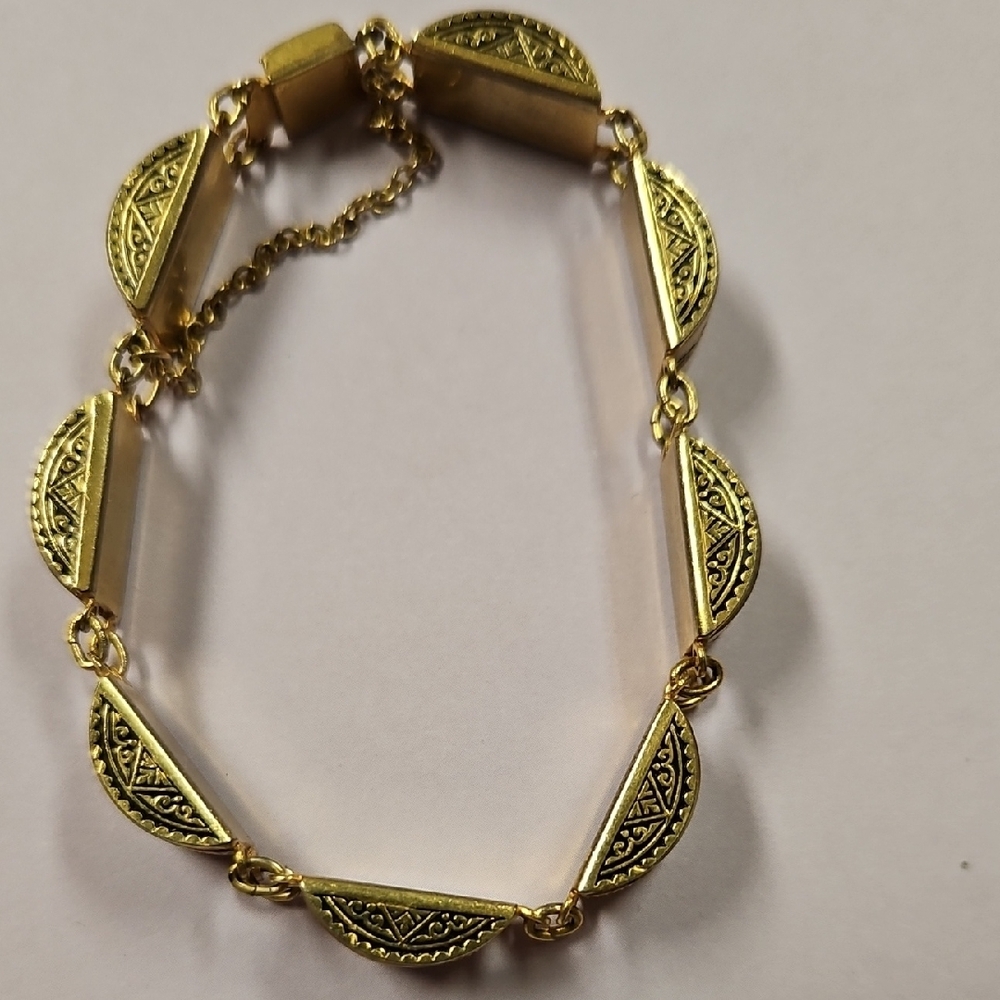 VINTAGE 1960 GOLD TONE DAMASCENE STYLE ARABESQUE PANEL BRACELET - Picture 3 of 4